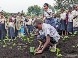 « Une école, un jardin potager » : APADE initie une centaine d&rsquo;élèves aux pratiques agricoles, un vent nouveau dans la lutte contre l&rsquo;insécurité alimentaire au Nord-Kivu