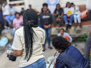 Nyiragongo : pour promouvoir l’entrepreneuriat féminin, OSPDU forme des jeunes filles du club U-Report à la fabrication de savon
