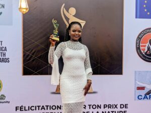 Goma : Carine Lobela présente son trophée du prix est-africain de la conservation de la nature