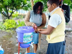 Santé scolaire : Equigreen for Peace sensibilise les élèves de l’Institut Uwezo au lavage correct des mains
